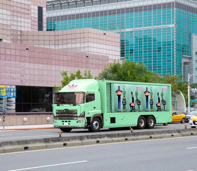 adidas x Gucci聯名系列復古活力宣傳車，9日會於下午2點30分起開始行駛於台中主要商圈，此圖模擬示意圖。（Gucci提供）