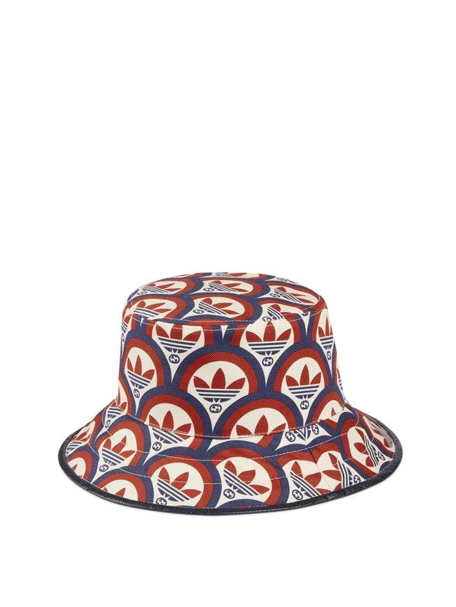 adidas x Gucci聯名系列多色印花漁夫帽，1萬8800元。（Gucci提供）