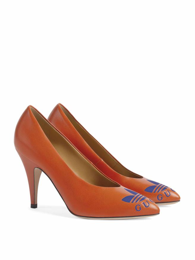 adidas x Gucci聯名系列橘色高跟鞋，3萬1300元。（Gucci提供）