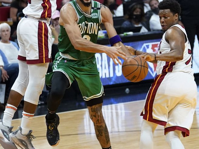 热火控卫罗瑞(右)遭到球团总裁批评体态不佳。（美联社资料照）