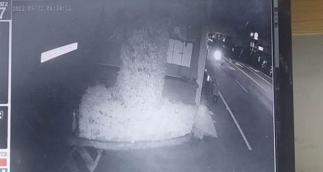 凤林四路车祸，女骑士疑因闪避野狗自摔。（翻摄照片／高雄洪靖宜传真）