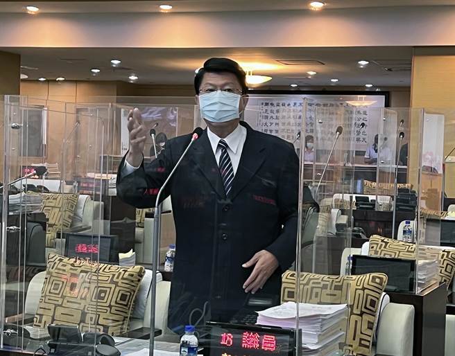 前台南市政府副发言人易俊宏被爆涉及性骚扰事件，获国民党提名参选台南市长的市议员谢龙介，总质询时藉此批评市长黄伟哲的团队镙丝松动。（洪荣志摄）