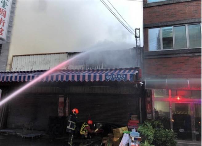 大甲市区一家商行，今天清晨4时许突然冒出无名火，台中市消防局动员10辆各式消防车到场灌救。（民眾提供）
