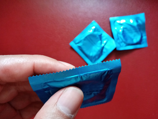 泌尿科医师引述研究指出，3成年轻男性一戴套就软，分析原因有3种。(示意图/达志影像)