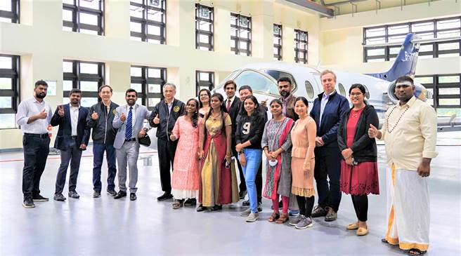 朝陽科大在校長鄭道明（左五）的帶領下，學校辦學績效卓越，日前獲得亞洲地區最佳大學排名。（朝陽科大提供／張妍溱台中傳真）