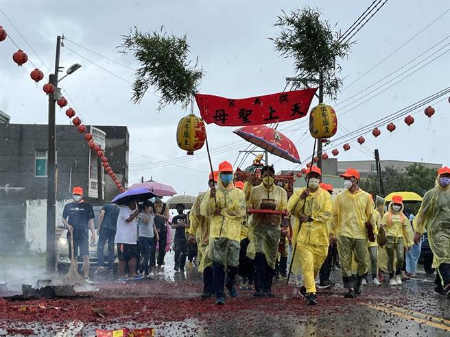新任爐主陳春金，在家族成員及親朋好友的共襄盛舉之下，恭迎爐主香爐與爐主媽回家鎮宅。（拱天宮提供／李京昇苗栗傳真）