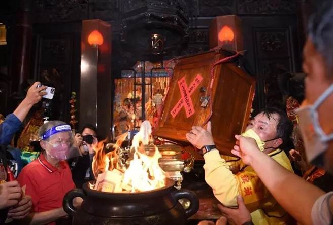 白沙屯拱天宮媽祖進香5月23日在北港朝天宮刈火，象徵萬年香火流傳不息。（苗栗縣府提供／李京昇苗栗傳真）