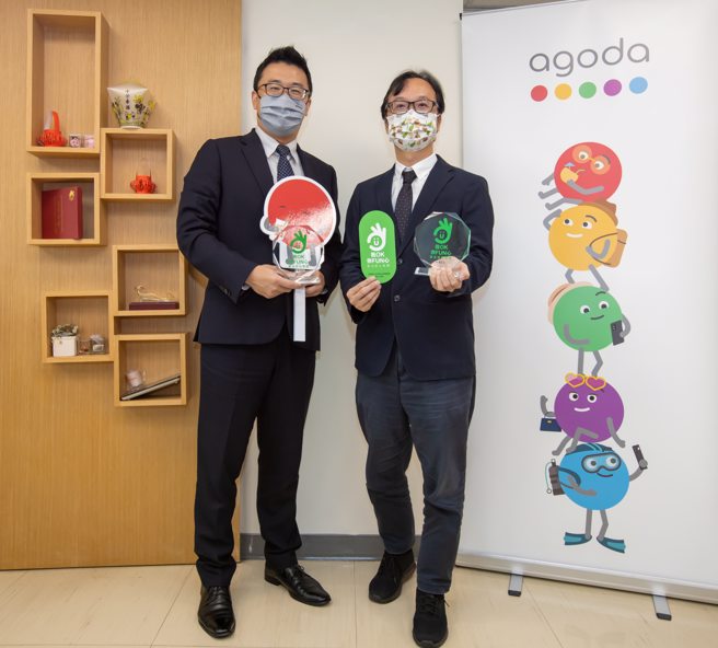 Agoda台湾副总经理齐彦喆(图左)与新北市政府观光旅游局局长杨宗珉(图右)合照，象徵双方建立合作关系。新北市政府提供