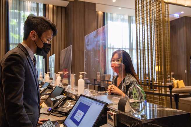 取得「新北OK标章」的合法旅宿现场防疫措施包含提供酒精、设置隔板、从业人员佩戴口罩等，与业者共同努力迎接更多的国内外旅客到访。
新北市政府提供