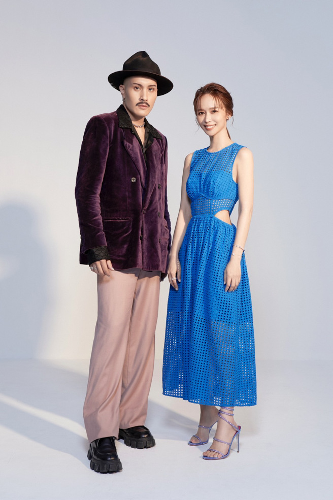 YELLOW黃宣、陳明珠擔任紅毯主持人。（台視提供）