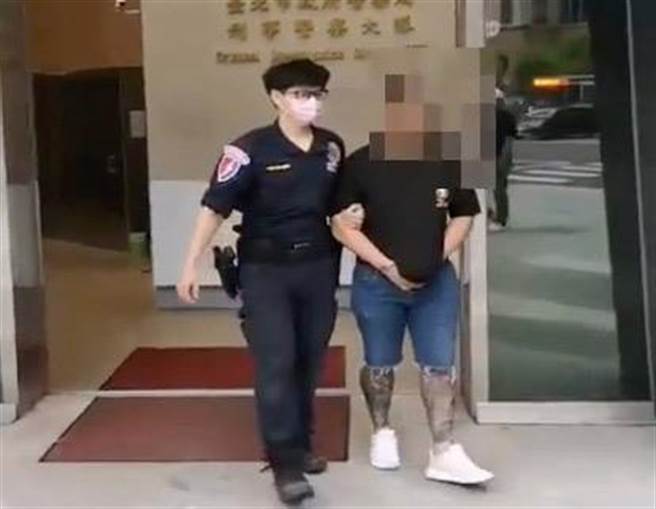 吳姓刺青師傅平時除了招募詐騙車手更販賣毒咖啡包。（翻攝畫面）