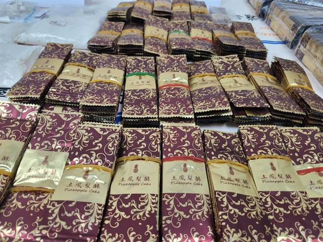 警方查獲土鳳梨酥外包裝內藏有毒品。（翻攝畫面）