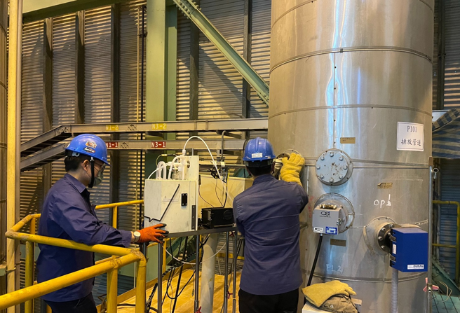 台東縣焚化廠試俥，環保局人員持續監測。(圖/台東縣政府 提供)