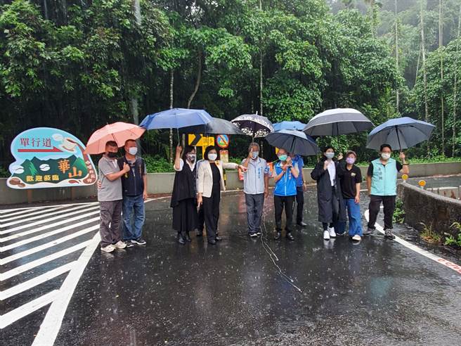 云林县长张丽善（左四）冒雨会勘华山村交通瓶颈点，将截弯取直云210线入口处的桥梁截角。（周丽兰摄）
