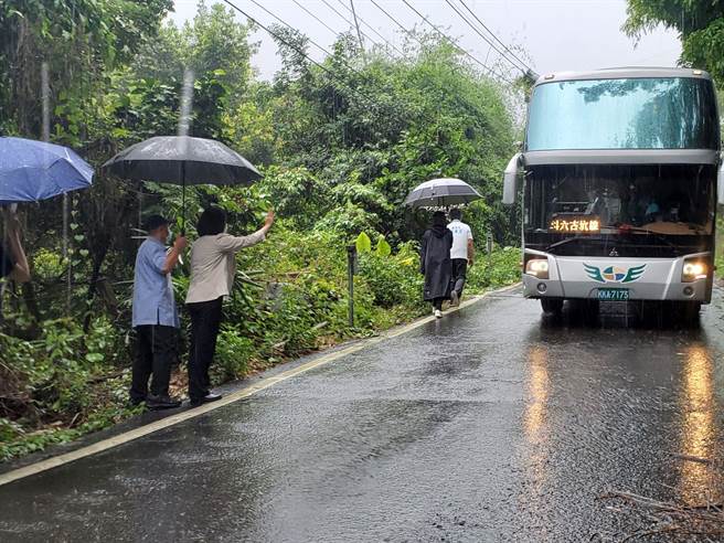 云149甲线今年3月修復通车后，经由华山前往樟湖村、草岭村的观光客多1倍以上，也有大客车行经，县长张丽善（左二）今（7日）会勘单行道时遇到一部公车，她伸手招呼。（周丽兰摄）