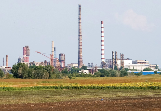 乌克兰记者打脸乌国军方说法，指出乌军仅控制北顿内茨克（Severodonetsk）的Azot工业区。图为当地的Azot工厂。（资料照／路透社）