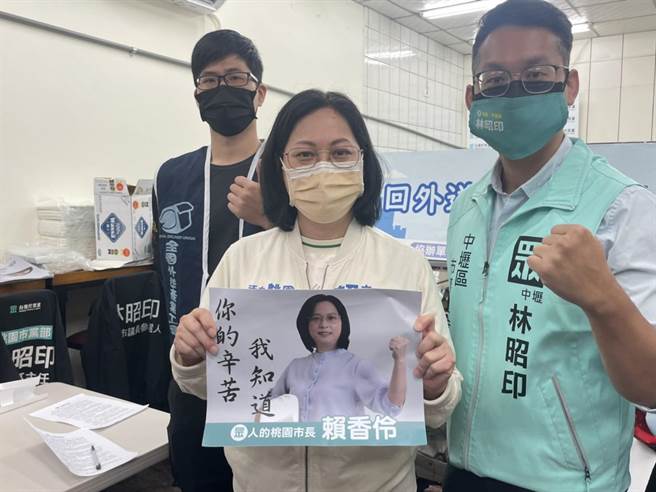 立委赖香伶替外送员发声，合作的外送箱广告也亮相。（吕筱蝉摄）