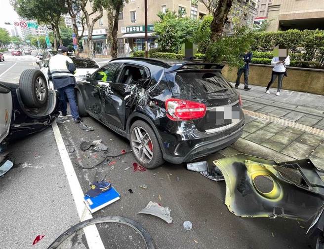 警車翻覆後又波及路邊停放的賓士車，車主要求女警以135萬購回。（警方提供）
