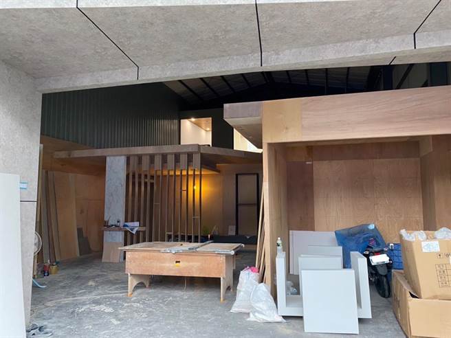 新北市林口有名裝潢工人疑似因施工不慎，從二樓跌落地面，造成頭部重創，救護車送醫前已沒有生命跡象，送醫急救後也宣告不治。(民眾提供)