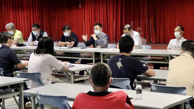 新社每年香菇废弃太空包高达1.325亿包，由于末端废菇包处理量能有限，导致处理费用逐年增加，立委江启臣7日邀相关单位举行协调会。（陈淑娥摄）