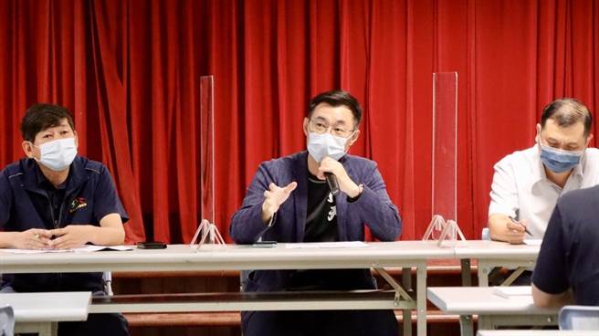 新社每年香菇废弃太空包高达1.325亿包，由于末端废菇包处理量能有限，导致处理费用逐年增加，立委江启臣7日邀相关单位举行协调会。（陈淑娥摄）