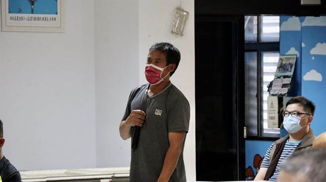 立委江启臣7日邀相关单位举行协调会，现场菇农提出看法。（陈淑娥摄）