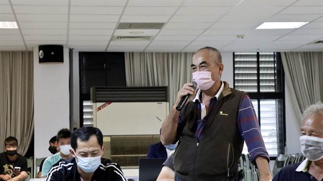 立委江启臣7日邀相关单位举行协调会，现场菇农提出看法。（陈淑娥摄）