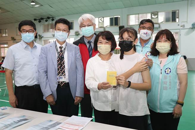 嘉义市长黄敏惠到嘉大附小关心儿童接种疫苗情形。（廖素慧摄）