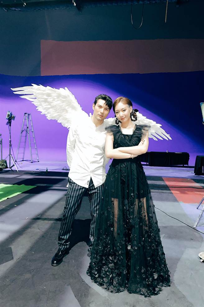 吴卓源邀请到男神凤小岳合作MV。（华风数位提供）