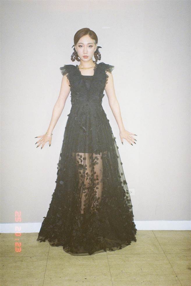 吴卓源首次体验吊钢丝，铁衣外还要穿着长礼服行动很不方便。（华风数位提供）