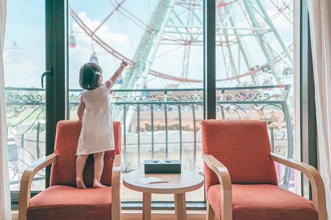 义大皇家酒店暑假早鸟升等摩天轮景观豪华家庭房。（义大皇家酒店提供）