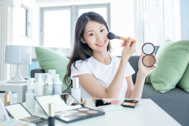 星座运势网站分析12星座天生适合的职业，双子座擅长主持，天秤座当网红最赚。（示意图／shutterstock）