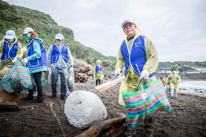 中华电信「5g无塑企业志工永续行动」全国净滩活动。（中华电信提供）