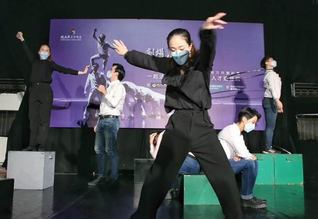 纸风车剧团创办人李永丰担忧好不容易培养起来的剧场人才会流失，因此在文化部、中国信托的支持下，开办「剧场不断气，一起活下去」人才培力共创计画。（赵双杰摄）