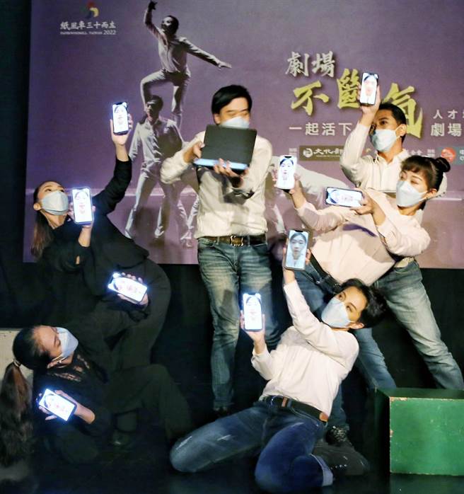 不少演员在疫情间因演出取消无收入，开始兼差做剧场以外的工作。（赵双杰摄）