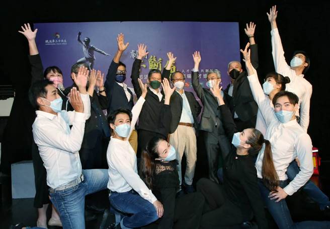 纸风车剧团在文化部、中国信托的支持下，开办「剧场不断气，一起活下去」人才培力共创计画，招募80位剧场人一起上课进修，为期一个月，提供3万元实务共创费。（赵双杰摄）