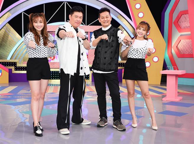 張文綺、曾國城、徐乃麟、徐凱希4人受訪，分享確診後的心得。（羅永銘攝）