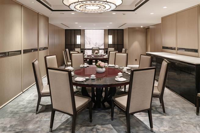 台北六福萬怡酒店粵亮廣式料理也推出「致青春 10人桌菜套餐」，每桌13800元＋10％。（業者提供）