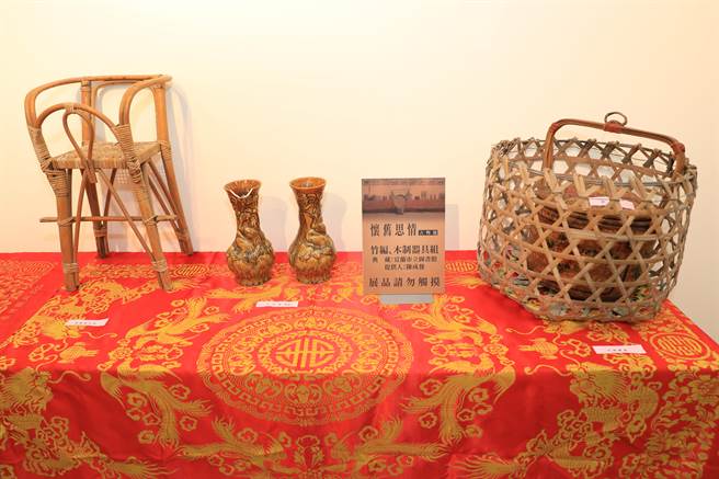 宜兰市李科永纪念图书馆第2檔期「怀旧思情」古文物展，即日起至6月24日在馆内3楼城东艺廊展出，有陈成发捐赠的古文物、游树林老师的画作，及其父亲多年收藏的太平山伐木工具组，让民眾透过照片、古物，走入时光隧道。（宜兰市公所提供／吴佩蓉宜兰传真）