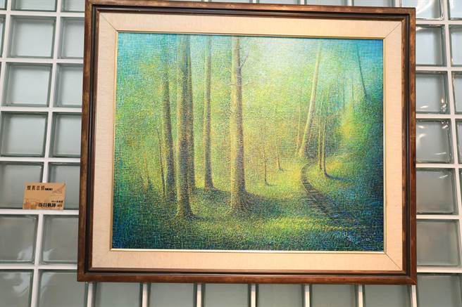 游树林老师因长年居住太平山，画作呈现对太平山浓厚的情感，创作皆以太平山特有景象，像是日出、冬雪、碰碰车、蒸气集材机等为主。（宜兰市公所提供／吴佩蓉宜兰传真）