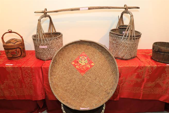 宜兰市李科永纪念图书馆第2檔期「怀旧思情」古文物展，即日起至6月24日在馆内3楼城东艺廊展出，有陈成发捐赠的古文物、游树林老师的画作，及其父亲多年收藏的太平山伐木工具组，让民眾透过照片、古物，走入时光隧道。（宜兰市公所提供／吴佩蓉宜兰传真）