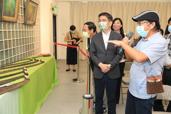 宜兰市李科永纪念图书馆第2檔期「怀旧思情」古文物展，即日起至6月24日在馆内3楼城东艺廊展出，有陈成发捐赠的古文物、游树林老师的画作，及其父亲多年收藏的太平山伐木工具组，让民眾透过照片、古物，走入时光隧道。（宜兰市公所提供／吴佩蓉宜兰传真）