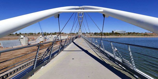 美国亚利桑那州警方被控看着34岁男子比金斯（Sean Bickings）在坦佩镇湖（Tempe Town Lake，上图）溺毙。（资料照／美联社）