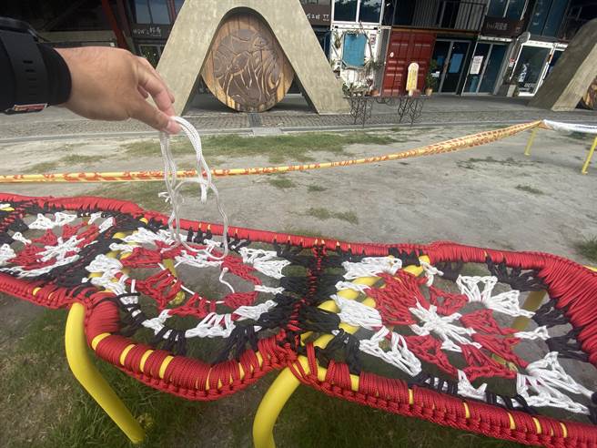 建筑师陈宣诚携手在地学子在台东波浪屋广场前打造原民风格座椅，却遭民眾踩踏及不当使用，展出10天已多次修补。（蔡旻妤摄）