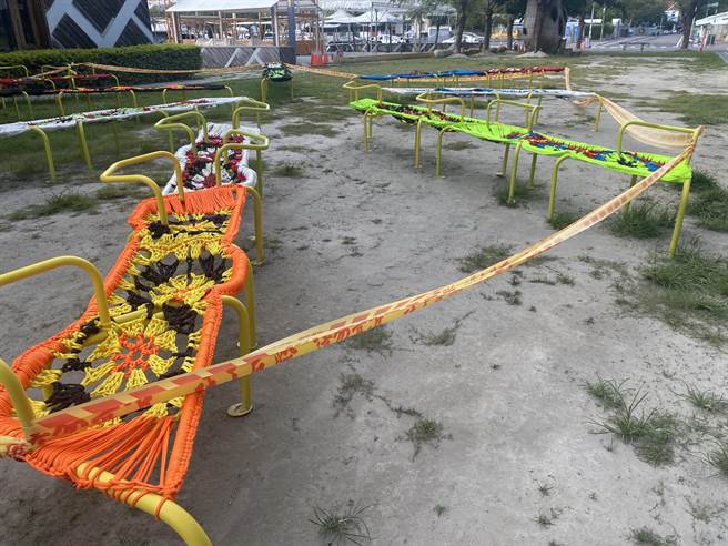 建筑师陈宣诚携手在地学子在台东波浪屋广场前打造原民风格座椅，却遭民眾踩踏及不当使用，展出10天已多次修补。（蔡旻妤摄）