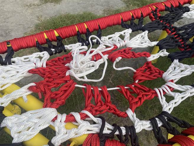 建筑师陈宣诚携手在地学子在台东波浪屋广场前打造原民风格座椅，却遭民眾踩踏及不当使用，展出10天已多次修补。（蔡旻妤摄）