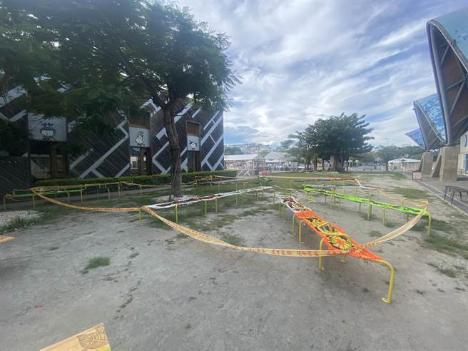 建筑师陈宣诚携手在地学子在台东波浪屋广场前打造原民风格座椅，却遭民眾踩踏及不当使用，展出10天已多次修补。（蔡旻妤摄）