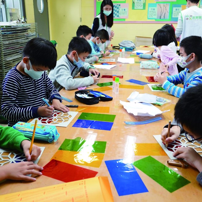 DFC 学习法以设计思考与创意行动融入课堂引发孩子的学习兴趣，并鼓励他们主动表达想法。（图／数感实验室）