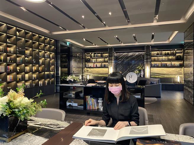 冠德建设推动阅读，「冠德文心绽」社区的远见图书馆藏书丰富。（卢金足摄）