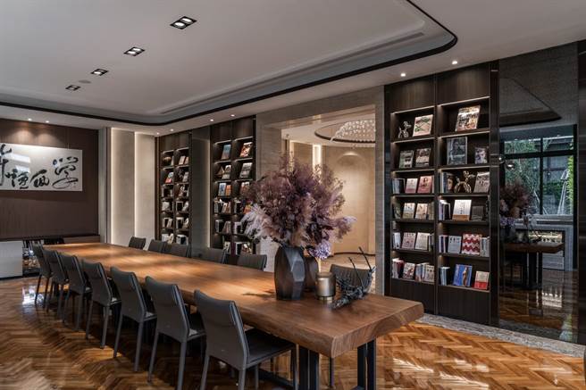 「锐宇GTI」一楼公设规画复合式空间，是图书室也是咖啡馆。（锐宇提供／卢金足台中传真）